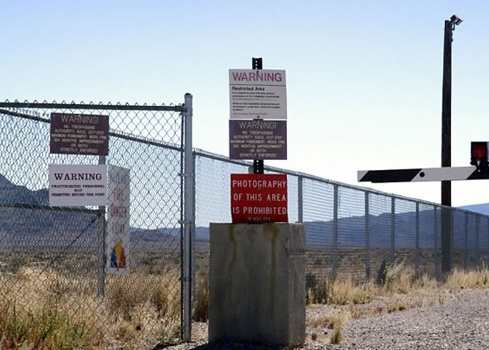 “51区”守备深严,闲人难以进入。