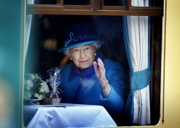 英女王在火车上向民众挥手