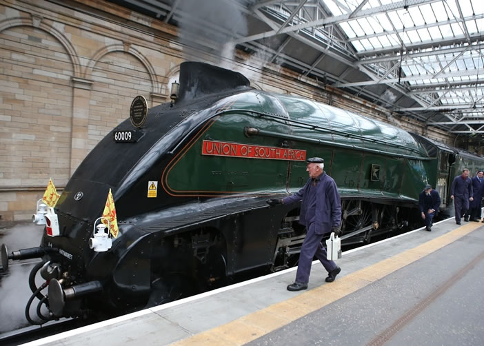 图为英女王所坐的“南非联邦”。