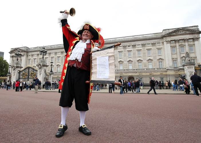 阿普尔顿(图)宣告英女王成为英国在位时间最长的君主。