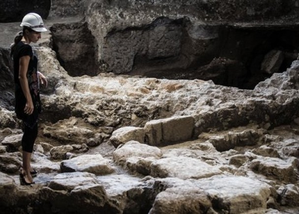 考古学家在宫殿的地底发现古民居遗迹