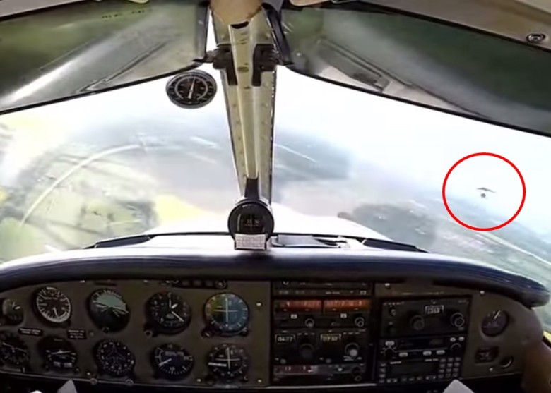 �����ͷɻ�����Ȧ���ڿͻ�ǰ���ɽ���