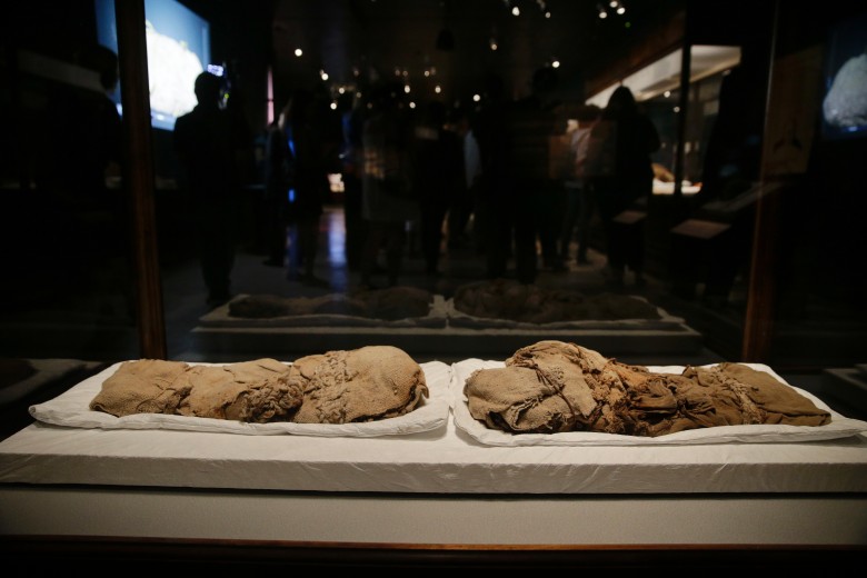 展览陈列两具秘鲁儿童木乃伊