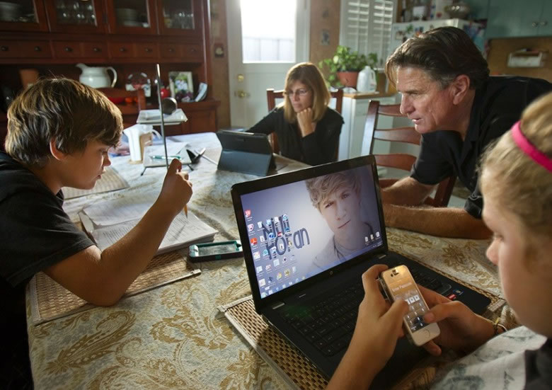 西格曼指父母日常用餐时,应该避免使用手机、板脑等电子产品。