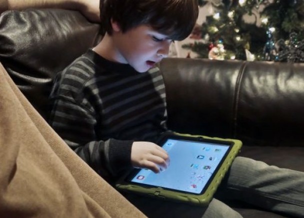 专家指长时间使用电子产品对小朋友的警觉性、专注力及情绪发展带来负面影响。