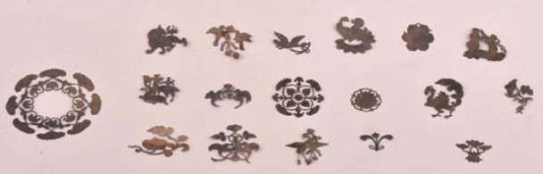 墓中出土的漆盒银箔花饰