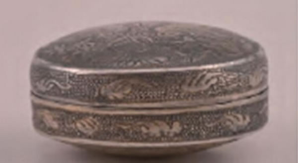 墓中出土制作精美的银盒