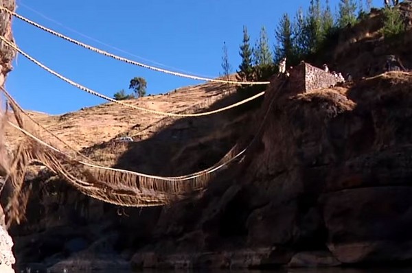 新桥主体被搭建完成后,旧桥就会被剪断扔进河里。