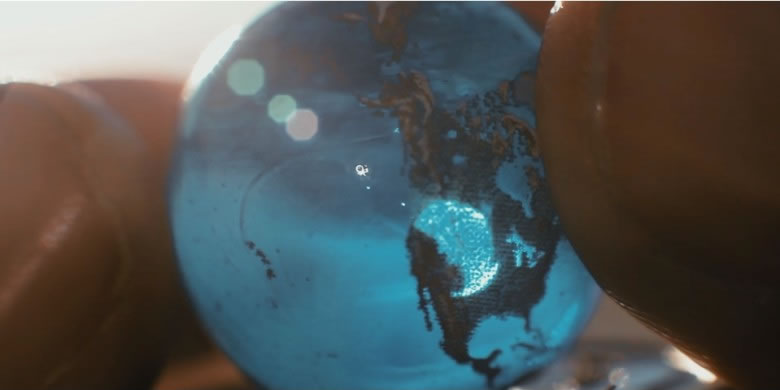 模型中的地球,其实是一颗玻璃球。