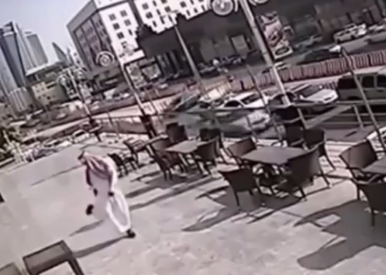 男子曾稍稍停下看鞋子