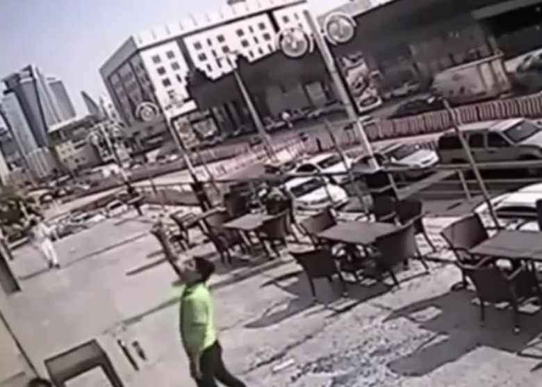 目击者直指“掉窗”的单位