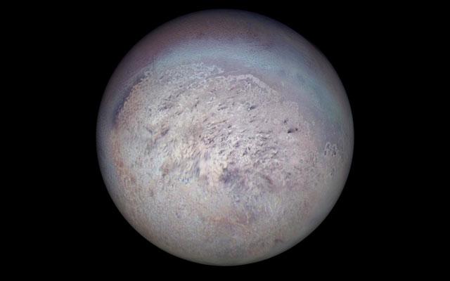 1989年8月,旅行者2号拍摄的海卫一“特里同(Triton)”,海卫一是太阳系中最冷的天体之一,表面平均温度-238.65°C,而冥王星是-229 °C