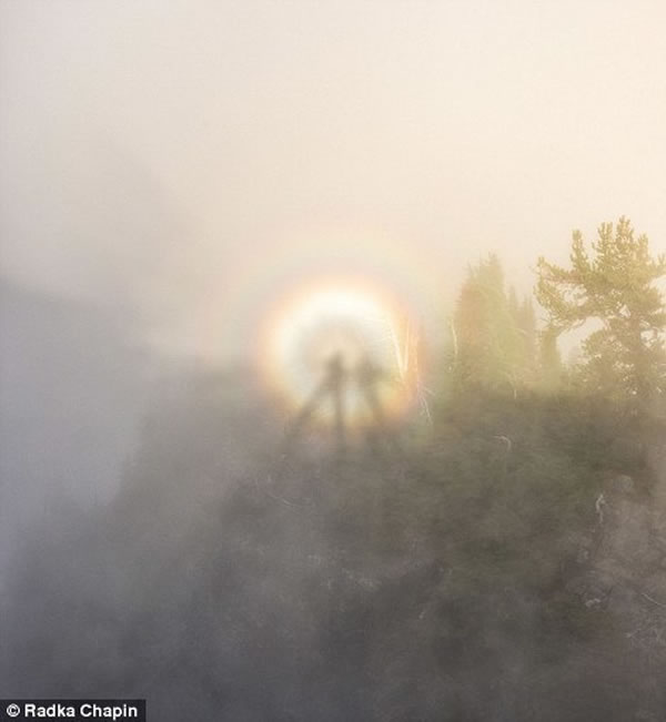 在光环中经常包括观察者本身的阴影。游客称,随着白天的推进,光环持续的时间越来越长,并且变得更加醒目,颜色更加丰富,“傍晚时最为美丽,光环变得非常清晰,巨大,而且