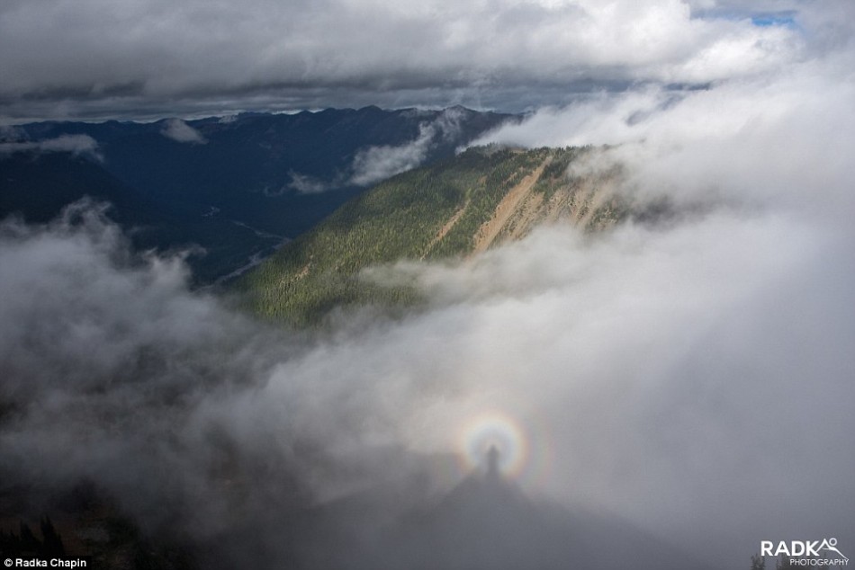 “布罗肯幽灵”这一名称来源于早期登山者在德国中部哈尔茨山脉最高峰布罗肯山见到的巨大光环。德国科学家约翰·斯伯奇莱克在1780年第一次记录到这一现象,并称之为“布