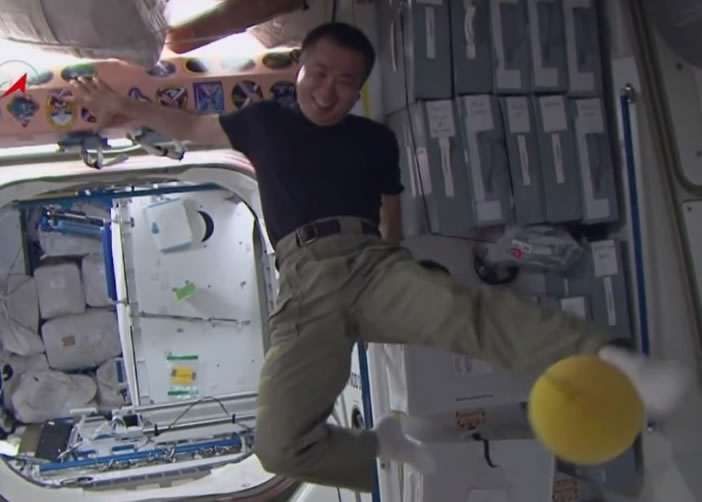 太空人很享受在无重力状态下踢足球