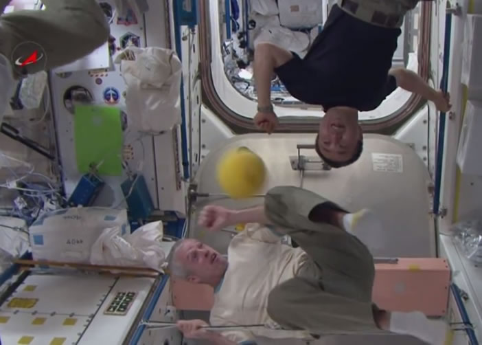 太空人不分上下左右踢足球