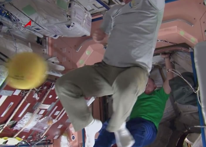 有太空人当自己是守门员,阻止他人射球。