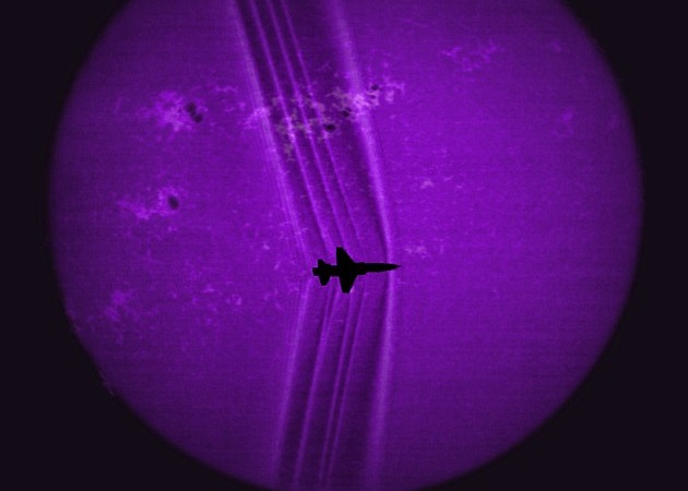 由于声波层会随飞行物的速度提升而挤压,故飞行物后会出现多条弧线。