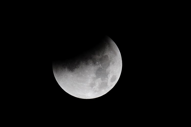 月亮渐渐被吞噬