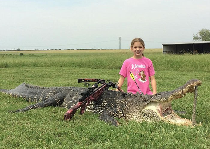 美国德州10岁女孩猎杀363公斤鳄鱼 被批令人作呕