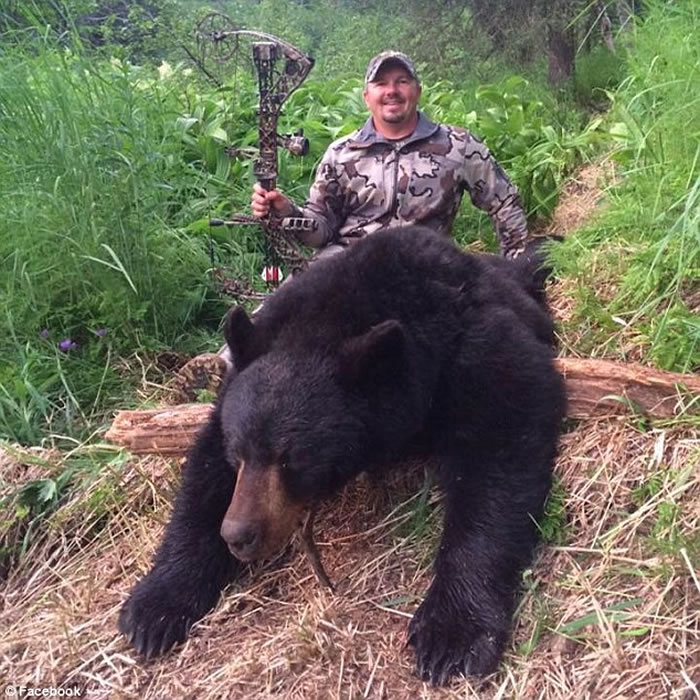 艾拉•霍克的父亲托尼•霍克(Tony Hawk)本身就是一位经验丰富的猎手