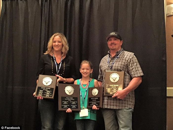 艾拉本人也早已经和父母共同狩猎了好几年,甚至还曾在2014年赢得过「世界战利品游戏纪录」的年度「女猎手大奖」。