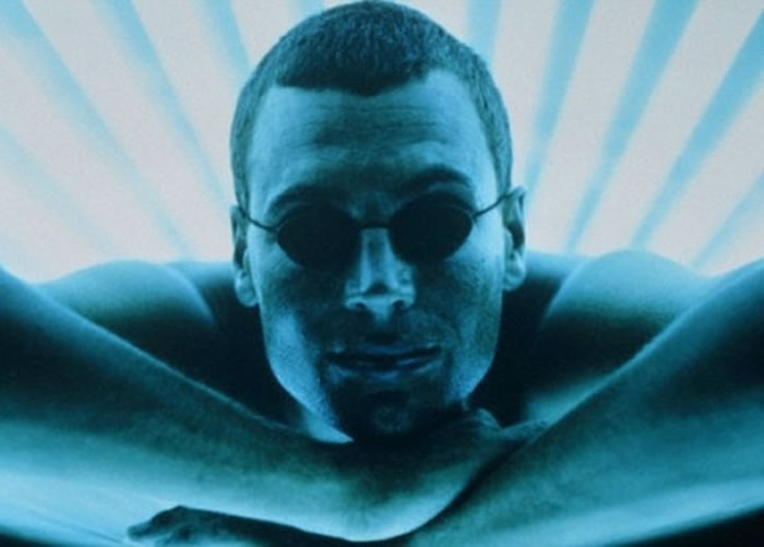 专家指以上的分别,相信是与照日光灯的习惯有关。