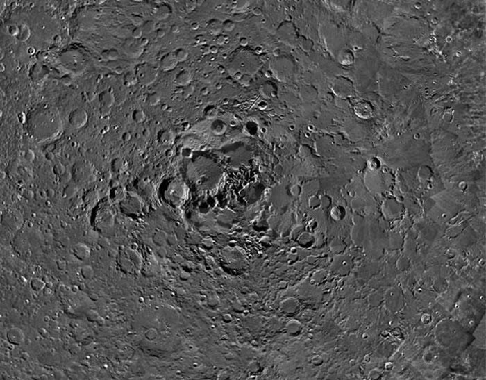 这是由欧空局“智慧1号”拍摄的月面局部照片拼成的月球北极高清图,遍布山峰和撞击坑。