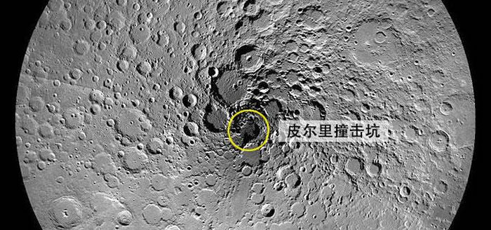 月球北极的皮尔里撞击坑(Peary crater),直径79千米,坑内的一座山峰全年89%的时间可接收到光照。