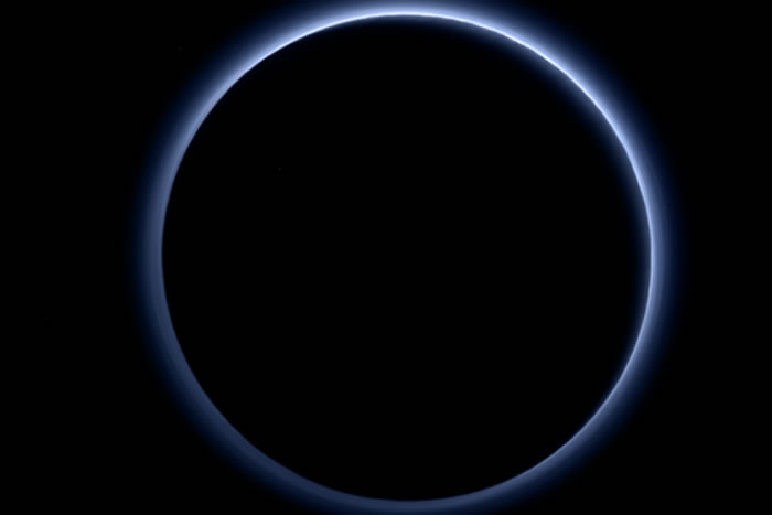 美国宇航局最新公布的图像显示,冥王星高层大气边缘出现蓝色轮廓,由非常小的颗粒散射形成