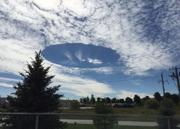 圆洞愈扩愈大,旁有云团围绕。