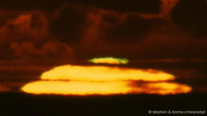 日落时分出现在太阳上方的“绿色闪光”