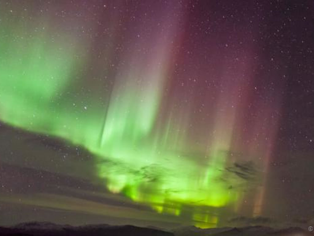 冰岛上空的极光美景冰岛上空的极光美景
