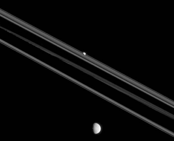 卡西尼探测器最新拍摄到土星两颗卫星,图中远处是土卫一,近处是土卫十七。