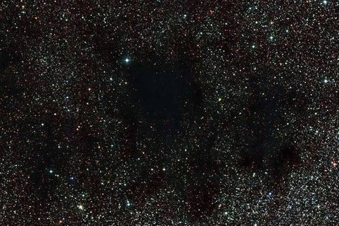 根据光谱分析,煤袋星云中的尘埃颗粒较大,有冰冻水物质、氮气、一氧化碳和其他简单的有机分子