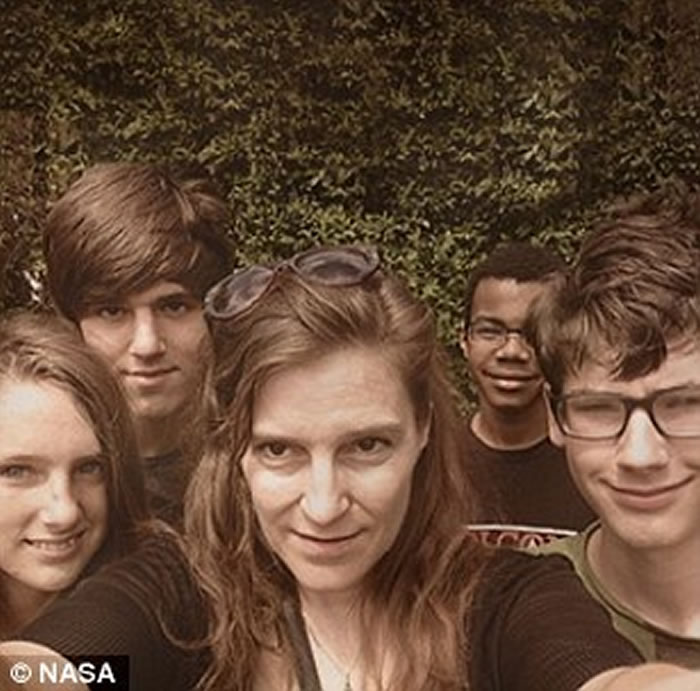 虽然冥王星离太阳十分遥远,但也并非一直处在黑暗之中。事实上,冥王星上正午时分的光照环境与地球的黎明或黄昏前后十分相近。NASA将这段时间称为“冥王星时间”