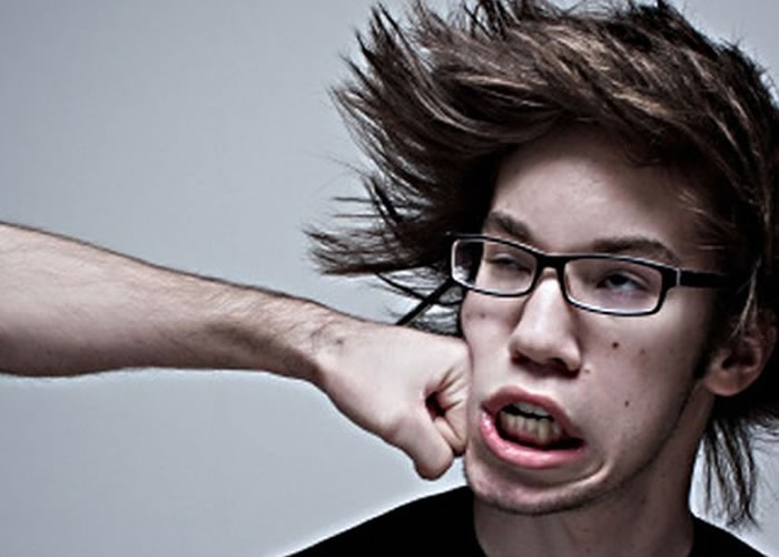 研究又发现人类的脸部结构,为减少拳头打在脸上造成伤害而演变成现在的模样。