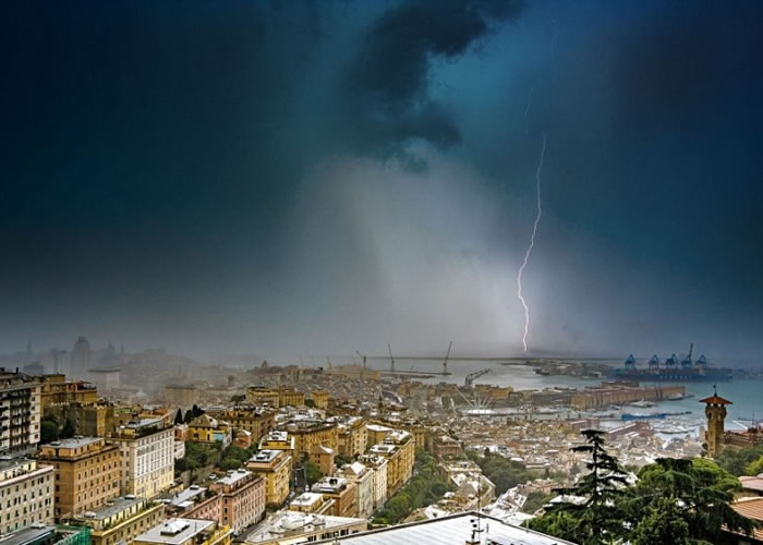 天空变成漆黑一片