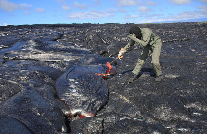 科学家在美国夏威夷基拉韦厄火山取温度高达1400℃的熔岩样本