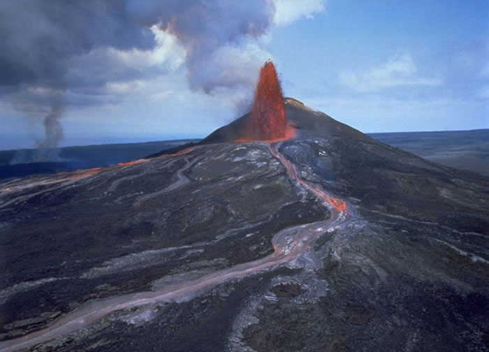 科学家在美国夏威夷基拉韦厄火山取温度高达1400℃的熔岩样本