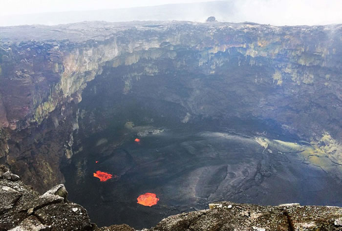 科学家在美国夏威夷基拉韦厄火山取温度高达1400℃的熔岩样本