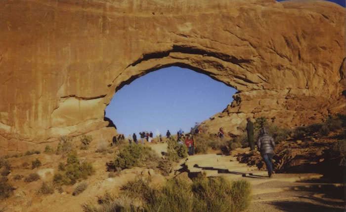 2014年,休伊带着儿子来到加州南部的索尔顿湖(Salton Sea),父子俩当时只想堆个土沙堡,然后睡在里面。