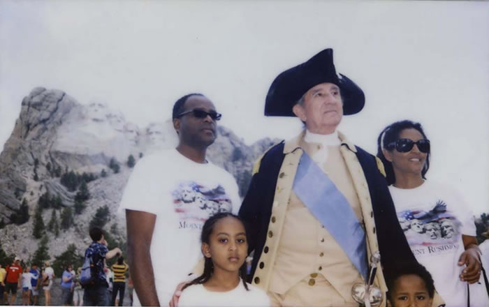 是什么让“鹰眼”的照片显得如此特别?休伊说:“最明显的是这些照片都是距离地面1米高的地方拍摄的,而这是许多人从未注意过的角度。”