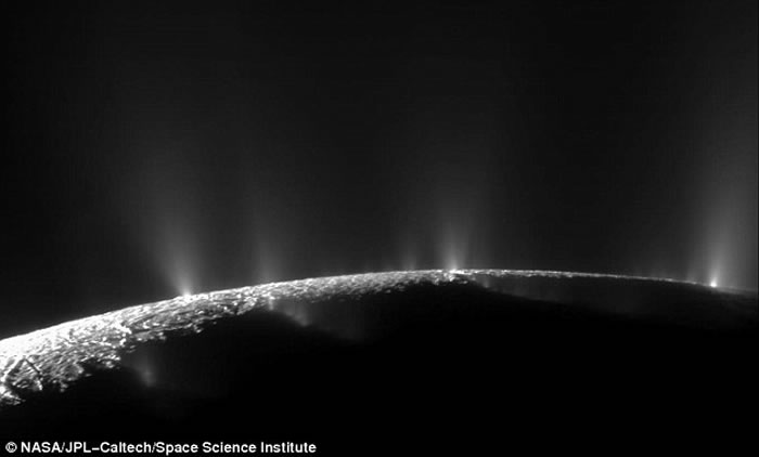 近日,NASA的卡西尼号太空探测器将从土卫二表面最大的冰羽流之一中穿过,科学家希望借此对土卫二冰壳下面的海洋获得更多的了解。