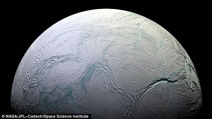 土卫二表面的冰壳上布满裂缝和陨石坑,说明这是一颗地理上很活跃的卫星。