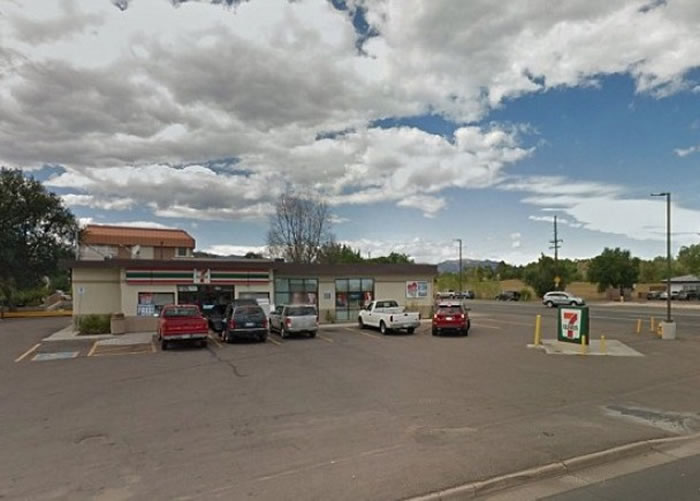 据指她步行4.8公里到一所便利店,再乘车离去。