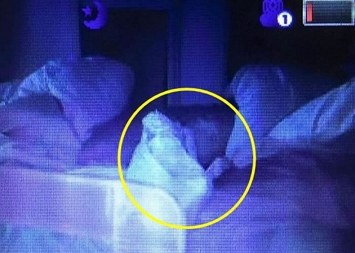 欧文斯夫妇用手机拍下婴儿监视器上的白影女童(黄圈)。
