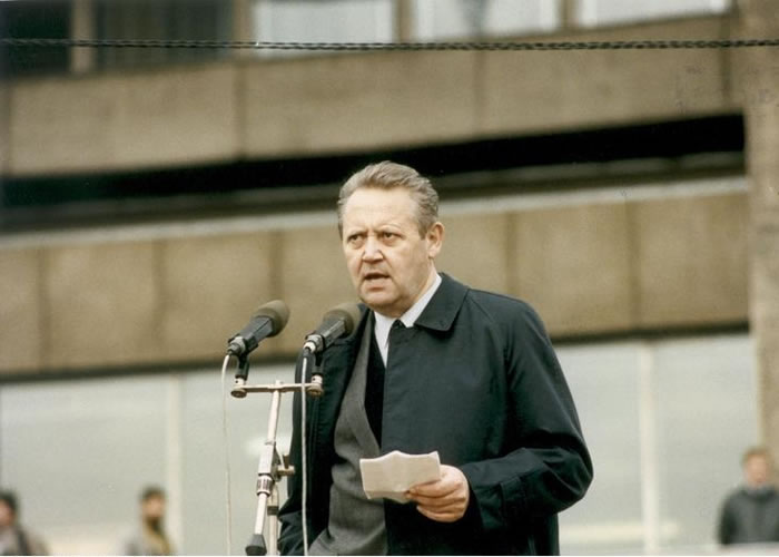 ɳ����˹�������������ڿ����ɽ������£���ʹ�����İ���Χǽ���¡�