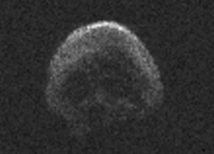 万圣节晚上有一颗酷似人类骷髅头骨的死亡彗星2015 TB145在地球身边飞过