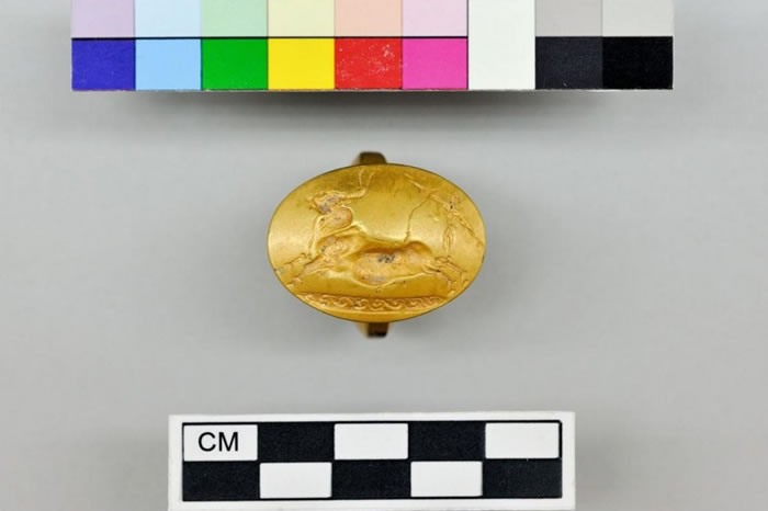 ����սʿ�д����Ľ����鱦���ᣬ���а�����ö���ָ������ѧ����Ϊ�󲿷ֵ������������Կ����ص��� ��PHOTOGRAPH BY DEPARTMENT OF CLA